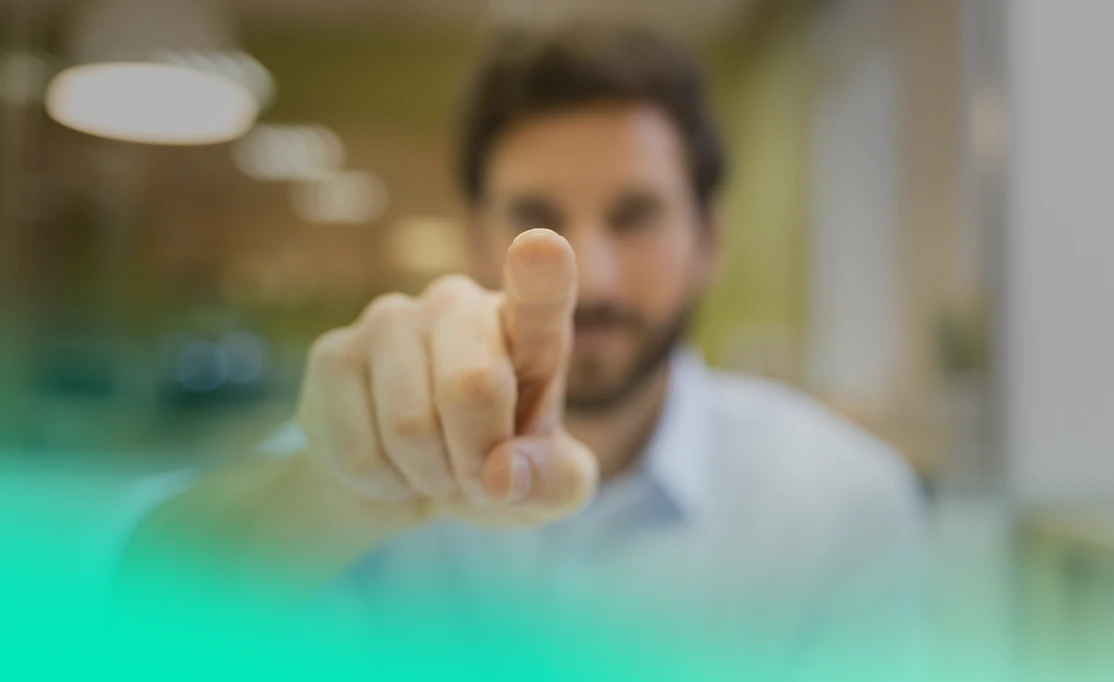 Social recruiting für Dich Mann zeigt Finger in die Kamera und zeigt, dass Du Talente über Social Recruiting verdienst