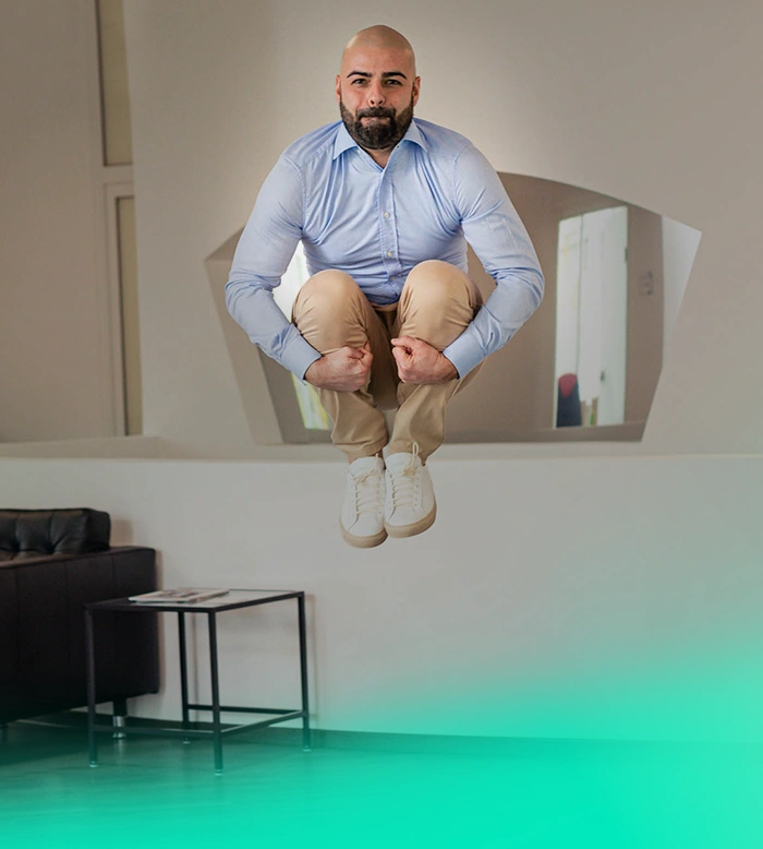 Geschäftsführer Sven steht nach Sprung in Luft