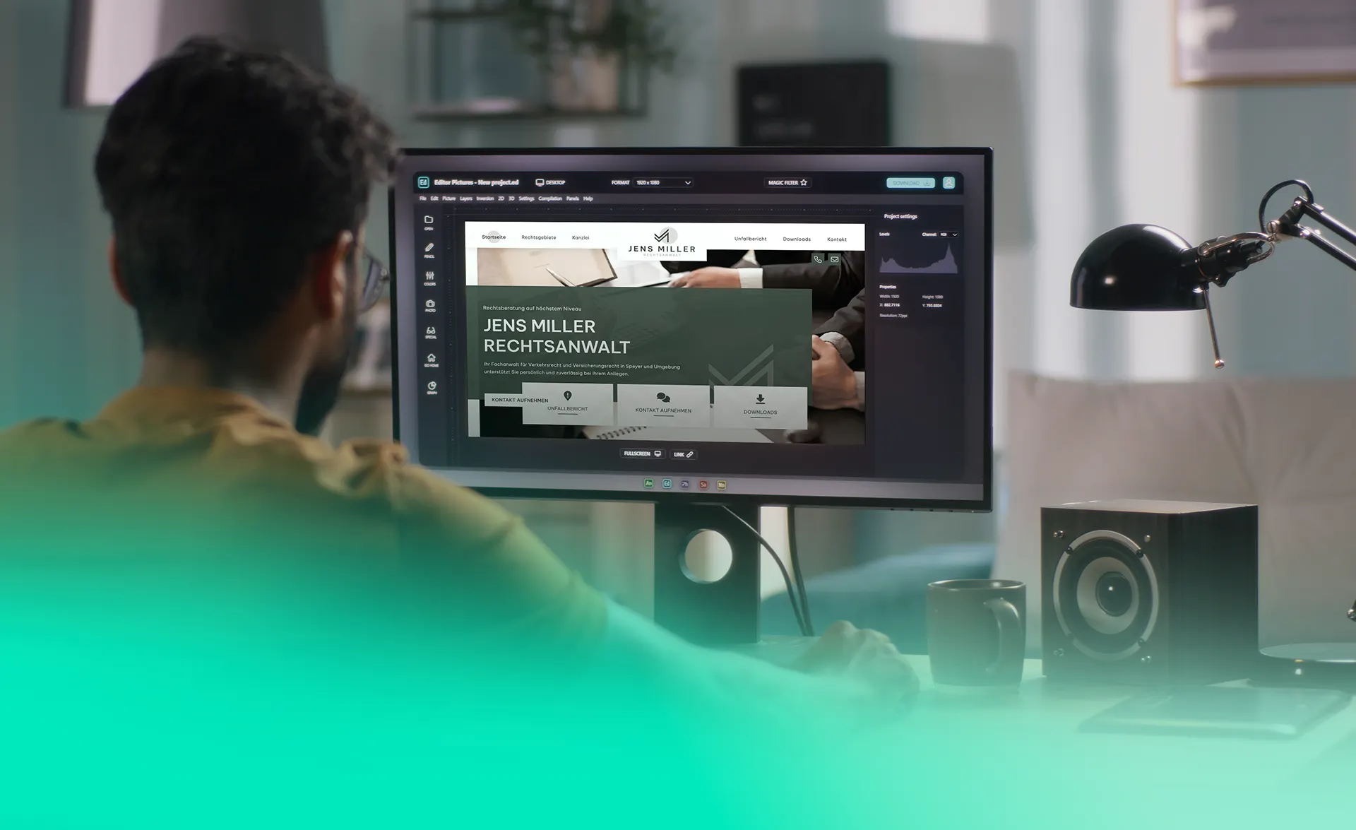 Arbeitsplatz Desktop zeigt eine Website Kundenreferenz auf dem Bildschirm