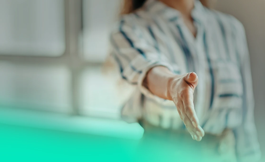 Social Recruiting Kampagne war erfolgreich und zeigt offenen Handshake