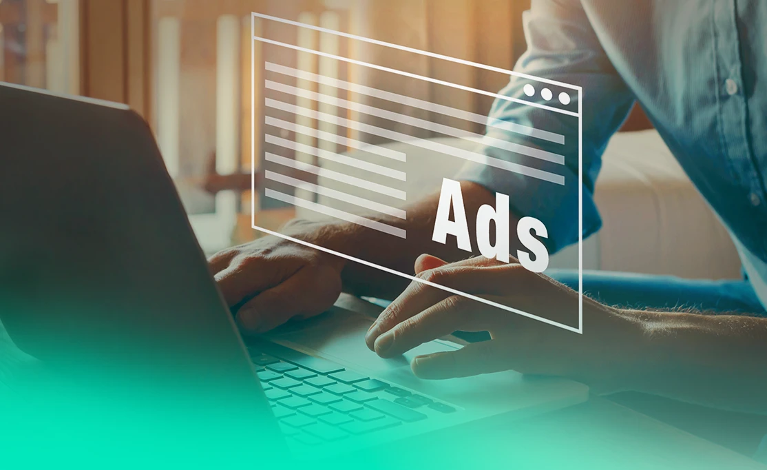 Suchanfrage am Laptop mit Google Ads Rankings
